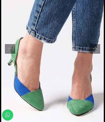 Yeşil ve saks mavi renk kombinasyonlu kısa topuklu ayakkabı. Top