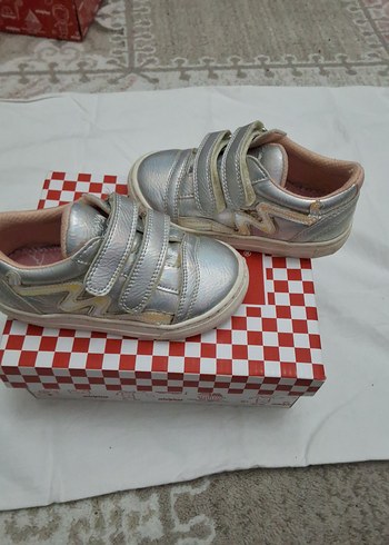 Kız Çocuk Gri Metalik Tokalı Spor Ayakkabı - Görsel 2