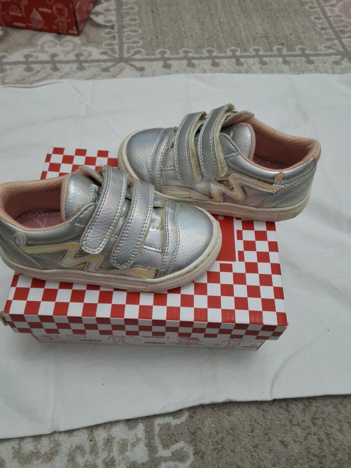 Kız Çocuk Gri Metalik Tokalı Spor Ayakkabı - Görsel 2