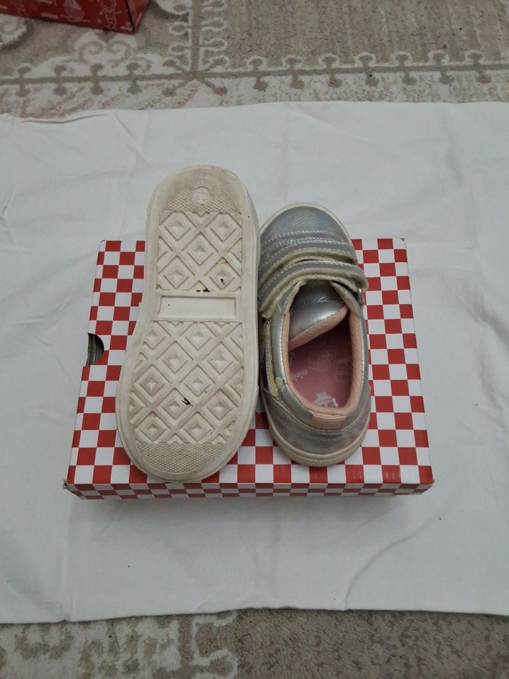 Kız Çocuk Gri Metalik Tokalı Spor Ayakkabı - Görsel 3