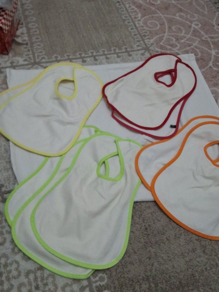 Renkli Kenarlı Beyaz Bebek Önlükleri - Görsel 2