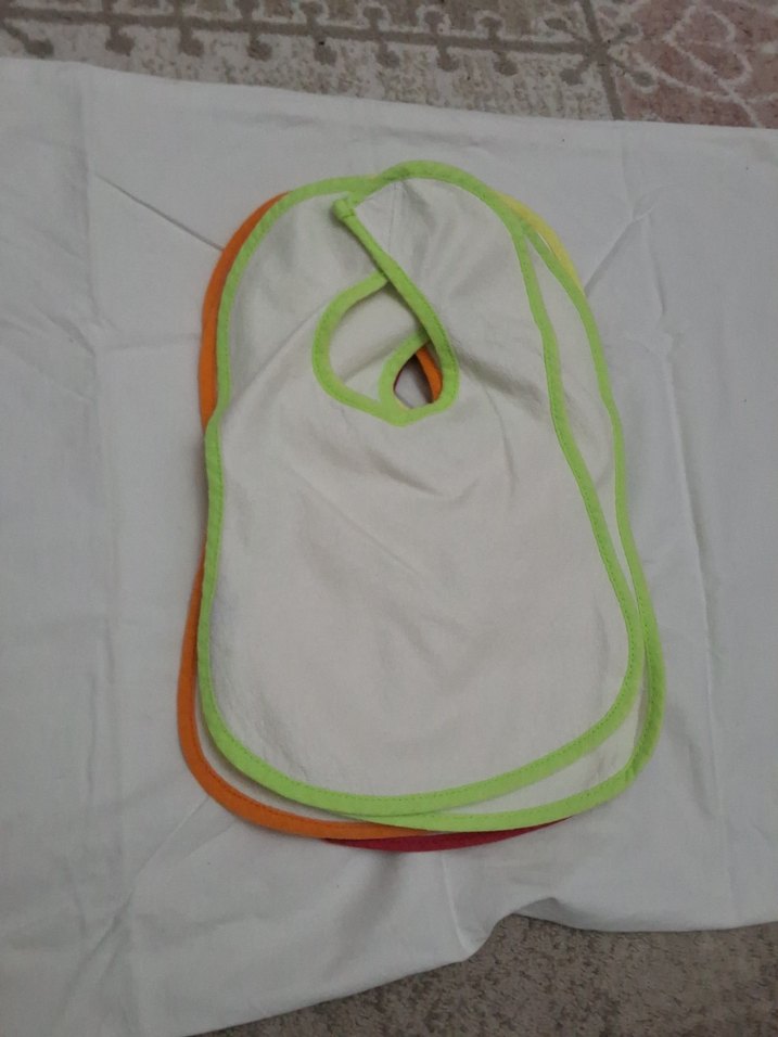 Renkli Kenarlı Beyaz Bebek Önlükleri - Görsel 3