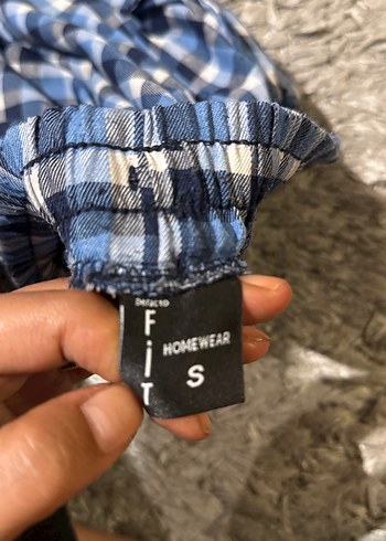 Düğmeli Lacivert Üst ve Kareli Mavi Pijama Takımı - Görsel 5