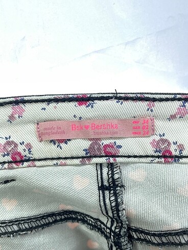 34 Beden çeşitli Renk Bershka Mini Şort %70 İndirimli.