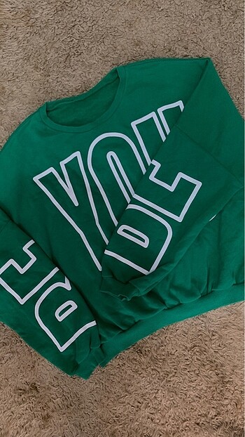 yeşil yazılı sweatshırt
