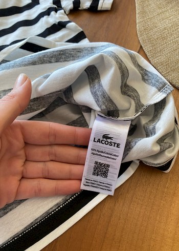 Lacoste Siyah Beyaz Çizgili V Yakalı Tişört - Görsel 3