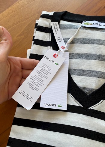 Lacoste Siyah Beyaz Çizgili V Yakalı Tişört - Görsel 2