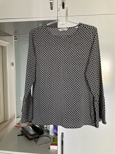 Polyester kumaştan şık bir bluz
