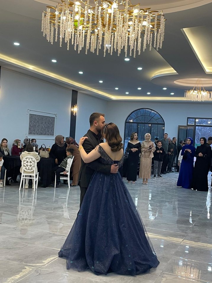 Parlak İşlemeli Koyu Mavi Straplez Uzun Abiye - Görsel 3