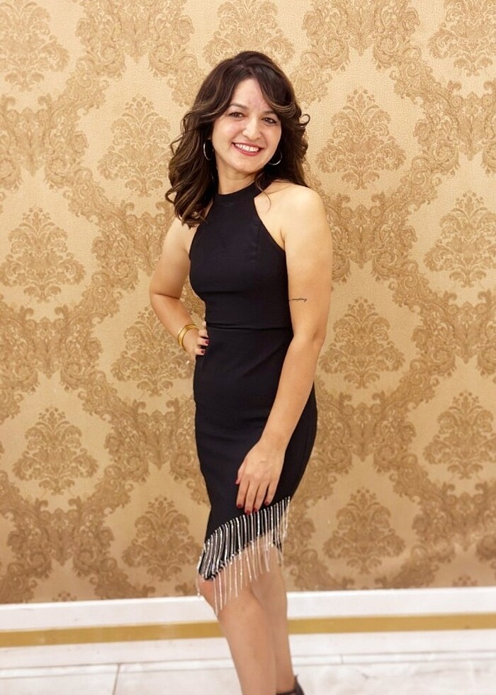 Vücuda oturan balık modeli kısa elbise - Görsel 3