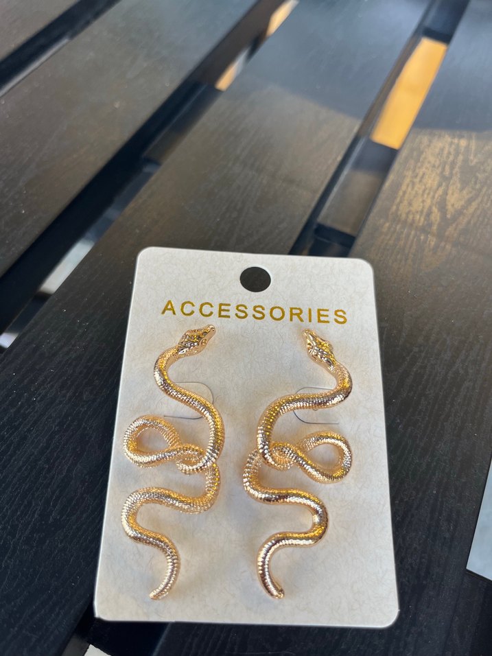 Parlak Altın Yılan Desenli Midi Küpe - Görsel 2