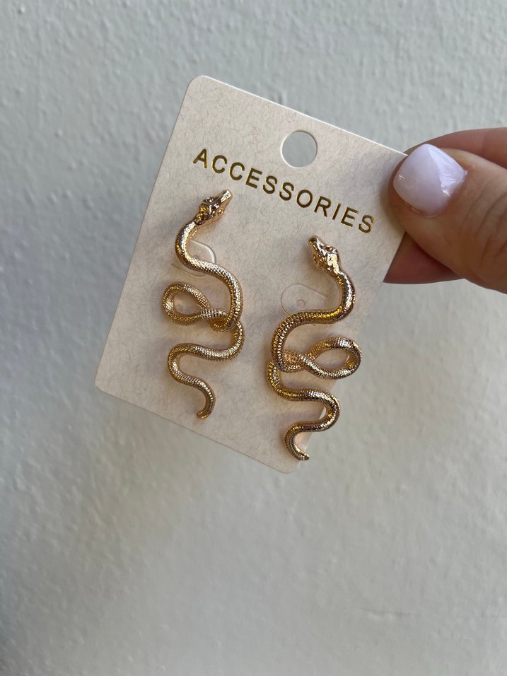 Parlak Altın Yılan Desenli Midi Küpe - Görsel 3