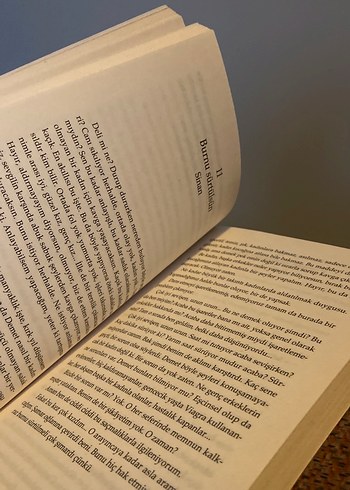 Duygu Asena - Aşk Gidiyorum Demez Roman - Görsel 2