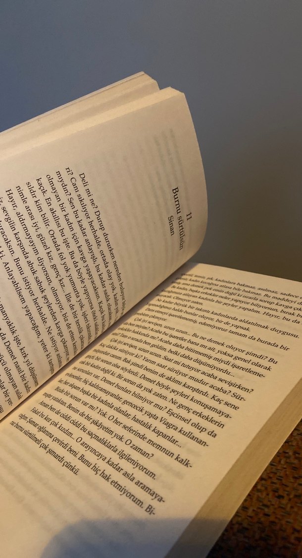 Duygu Asena - Aşk Gidiyorum Demez Roman - Görsel 2