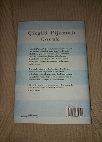 Çizgili pijamalı çocuk