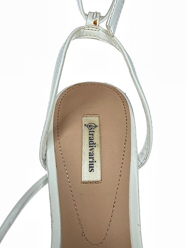 36 Beden beyaz Renk Stradivarius Stiletto %70 İndirimli.