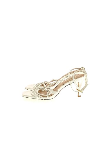 Stradivarius Stiletto %70 İndirimli.