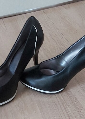Siyah ince topuklu ayakkabi