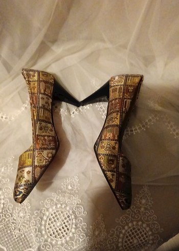 Altın Renkli Desenli Kadın Topuklu Ayakkabı - Görsel 3