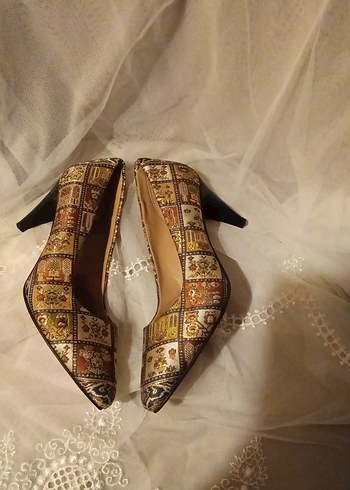 Altın Renkli Desenli Kadın Topuklu Ayakkabı - Görsel 2