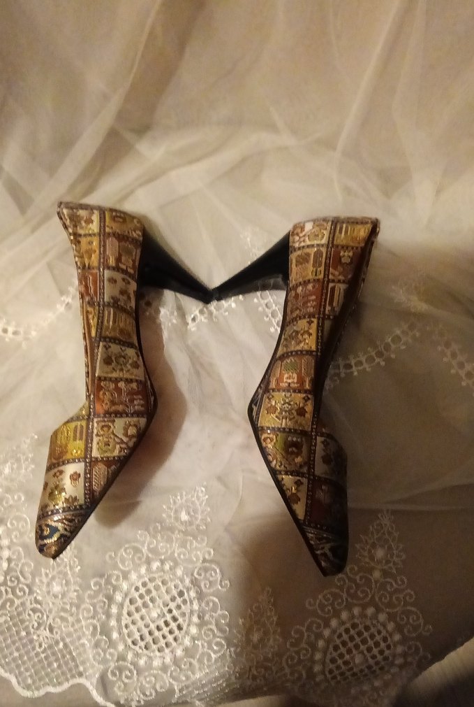 Altın Renkli Desenli Kadın Topuklu Ayakkabı - Görsel 3