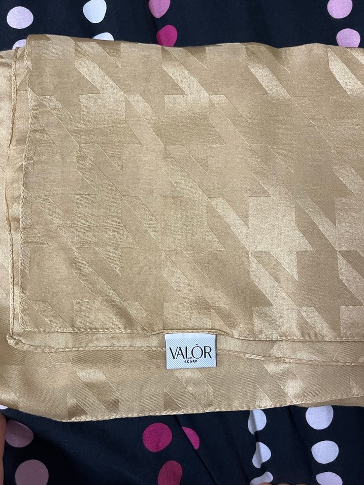 Parlak Altın Kadın Şal Drapeli - Görsel 2