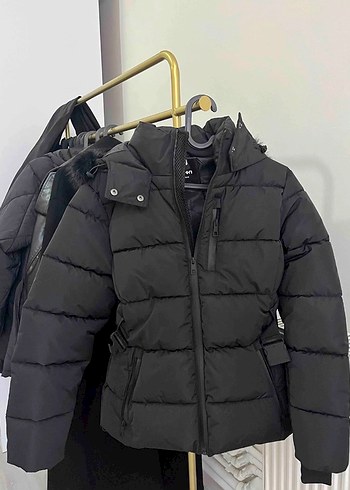 Kadın Siyah Kürklü Kemerli Kayak Montu - Görsel 4