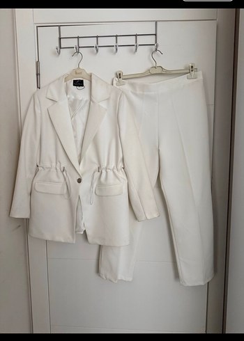 Beyaz Kemerli Kadın Blazer Takım - Görsel 2