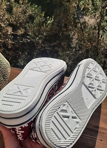 Converse Keten converse tarzı bordo, yazılı kadın ayakkabı.