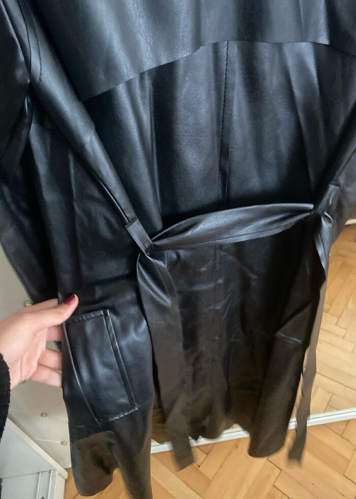 deri kemer detaylı trençkot - Görsel 4