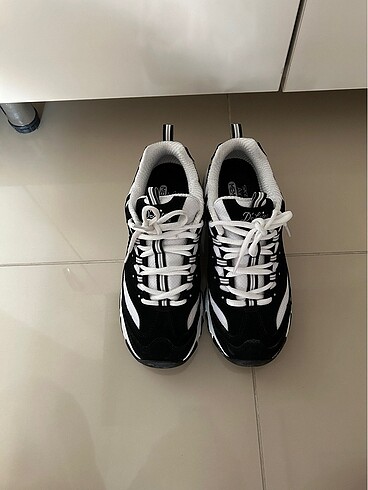 Az giyilmiş Skechers D?lites