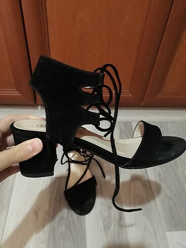 Bağcıklı Topuklu Süet Sandalet