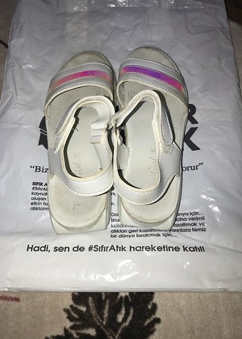 Beyaz Tokalı Kız Çocuk Terlik - Görsel 3