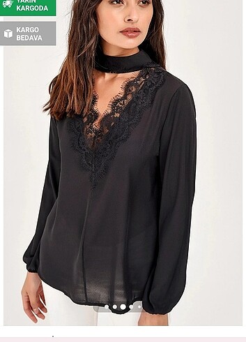 Kadın siyah tasarım yaka dantelli bluz