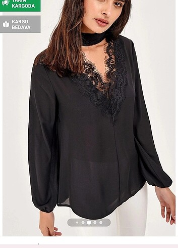 38 Beden siyah Renk Kadın siyah tasarım yaka dantelli bluz