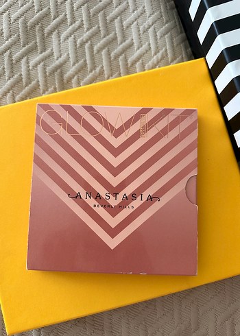Anastasia Beverly Hills Glow Kit Allık Paleti