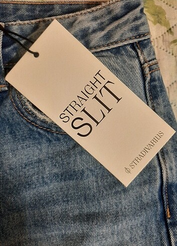 Stradivarius Yırtmaçlı straight jean