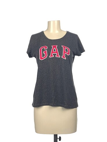 Gap T-shirt %70 İndirimli.