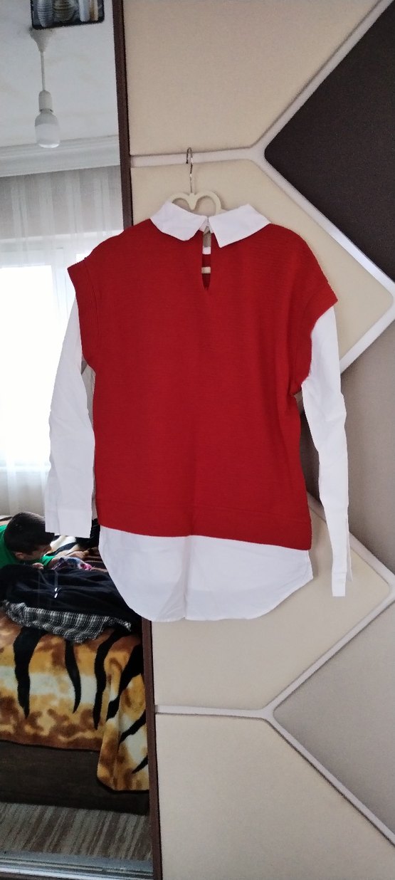 Düğmeli Kırmızı Hamile Bluzu, Yakalı, Kolsuz - Görsel 2