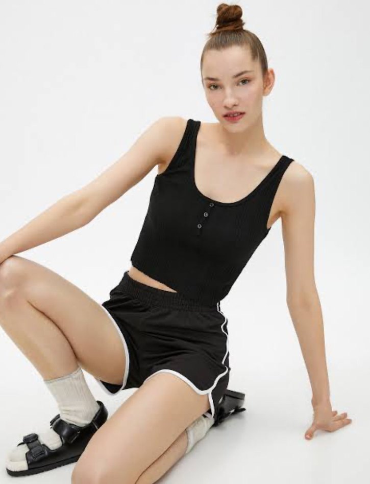 Bershka Fitilli Düğmeli Siyah Fit Crop Atlet - Görsel 3