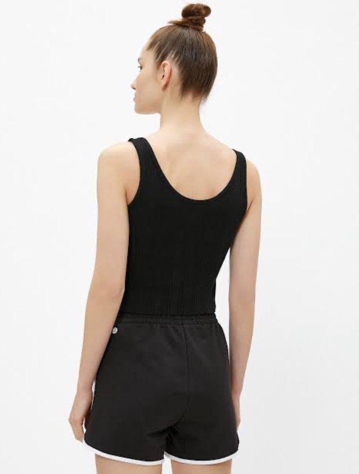 Bershka Fitilli Düğmeli Siyah Fit Crop Atlet - Görsel 4