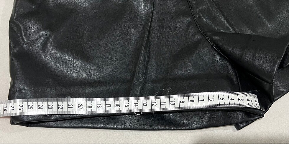 36 Beden siyah Renk H&M Suni Deri Şort