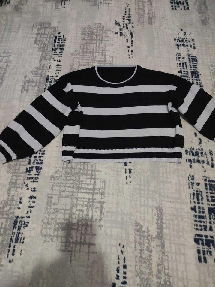 Siyah Beyaz Çizgili Kadın Kısa Triko Kazak - Görsel 3