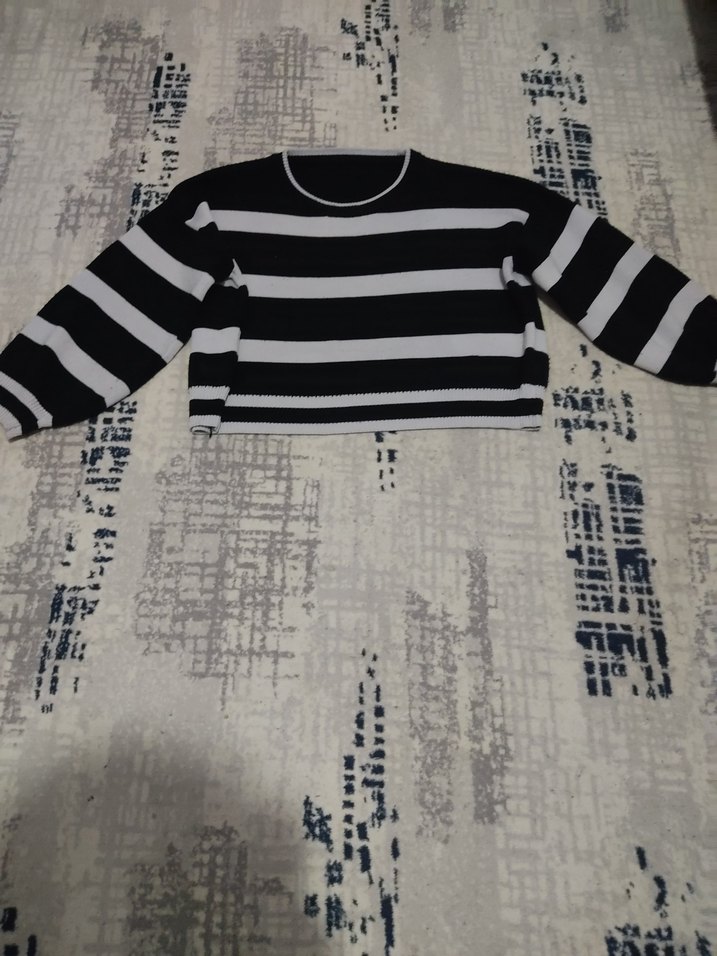 Siyah Beyaz Çizgili Kadın Kısa Triko Kazak - Görsel 4