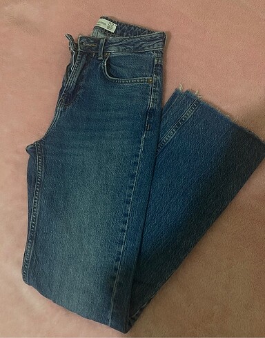 32 Beden Stradivarius d98 straight jean