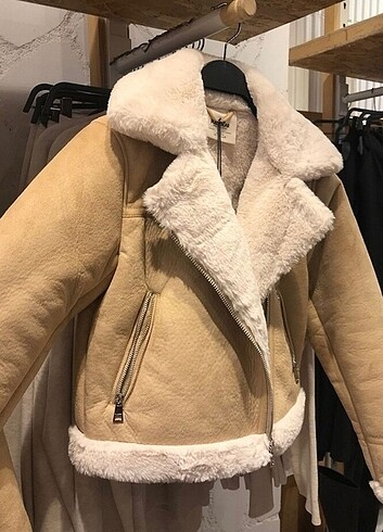 PULL AND BEAR MONT