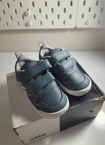 Adidas Adidas tensaur I ilk adım ayakkabısı.