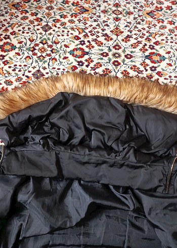 Yaka kısmı Kürklü Kapüşonlu Siyah Kadın Kışlık Mont - Görsel 6