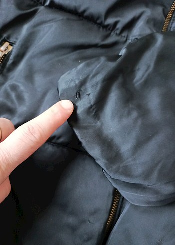 Yaka kısmı Kürklü Kapüşonlu Siyah Kadın Kışlık Mont - Görsel 9