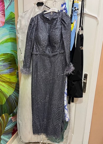 Gri Tüylü Uzun Kadın Elbise - Görsel 3